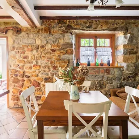 Holiday home Casa Mozos, A 9 Kilometros De Santander Y A 6 De Cabarceno *